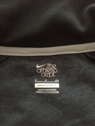 Chaqueta deportiva Nike negra 