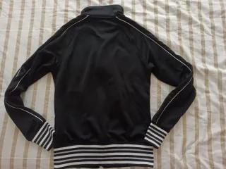 Chaqueta deportiva Nike negra 