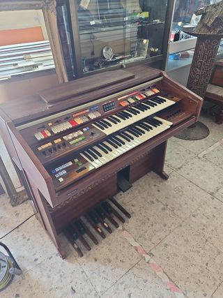 Órgano Technics con pedales