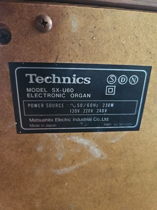 Órgano Technics con pedales