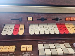 Órgano Technics con pedales