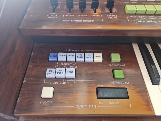 Órgano Technics con pedales