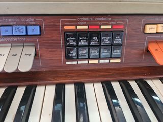 Órgano Technics con pedales
