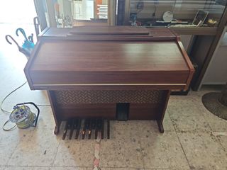 Órgano Technics con pedales