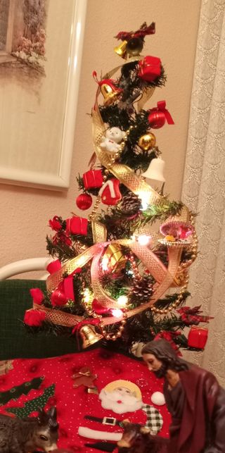 Árbol de Navidad con falda y adornos