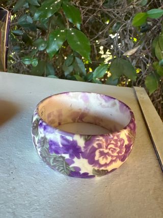 Bracciale con fiori viola e bianchi