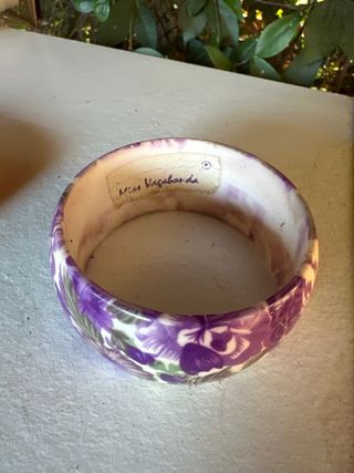 Bracciale con fiori viola e bianchi