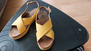 Sandalias amarillas mostaza
