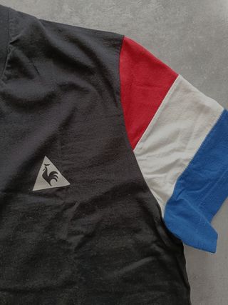 T-shirt Le Coq Sportif nera con manica tricolore