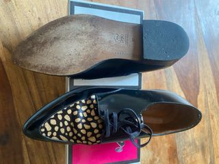 Zapatos negros con estampado animal