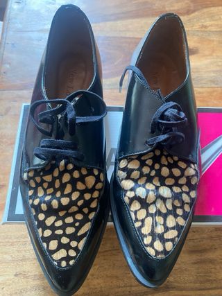 Zapatos negros con estampado animal