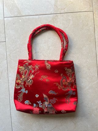 Bolso de mano rojo estilo asiático