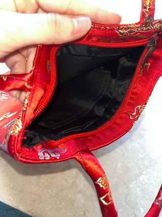 Bolso de mano rojo estilo asiático