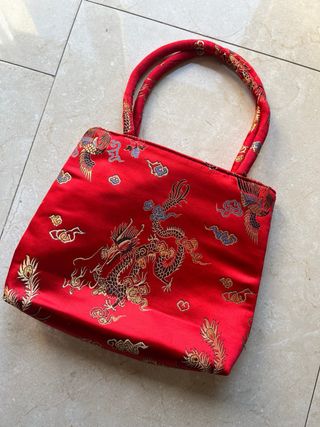 Bolso de mano rojo estilo asiático
