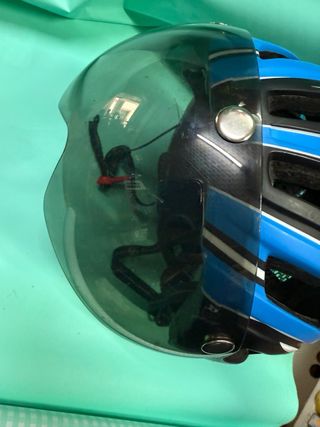 Casco de bici azul con visera