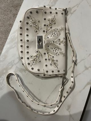 Bolso blanco de piel con tachuelas plateadas