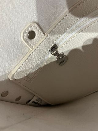 Bolso blanco de piel con tachuelas plateadas