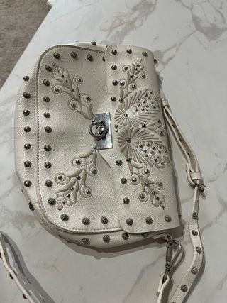Bolso blanco de piel con tachuelas plateadas