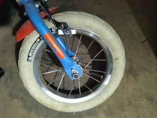 Bicicleta infantil azul y naranja