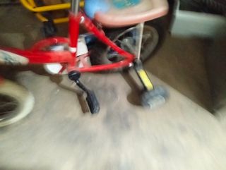 Bicicleta infantil azul y naranja