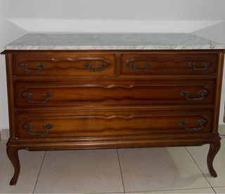 Cómoda de madera con tapa de mármol
