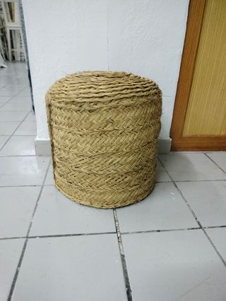 Puff redondo de mimbre