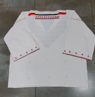 Camisa bordada a mano 