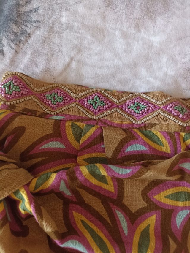 Minifalda tipo pareo con abalorios en la cintura