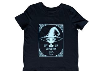 Camiseta negra con estampado de bruja