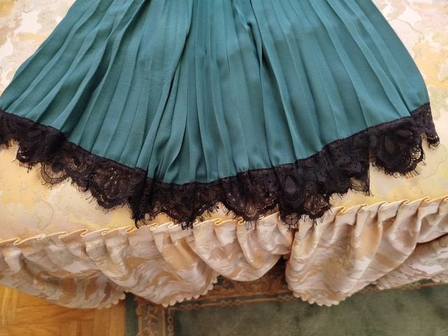 Falda verde con p untilla negra