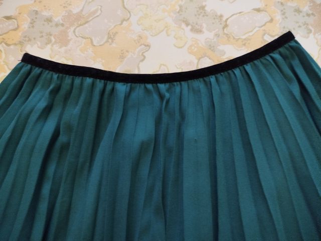 Falda verde con p untilla negra