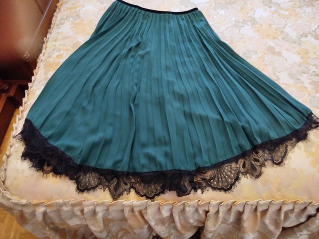 Falda verde con p untilla negra