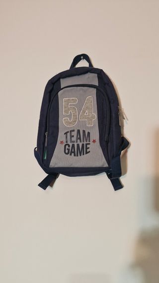Mochila escolar azul y gris con número 54