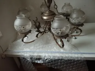 Lámpara de salón dorada y cristal