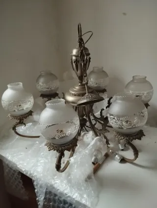 Lámpara de salón dorada y cristal
