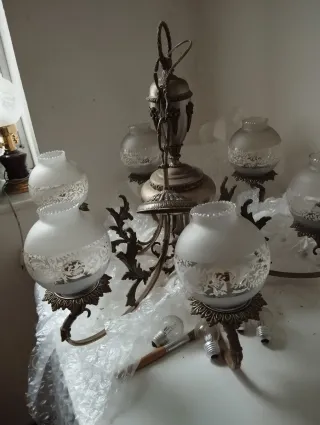 Lámpara de salón dorada y cristal