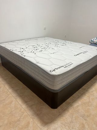 Canapé de madera y tela nuevo