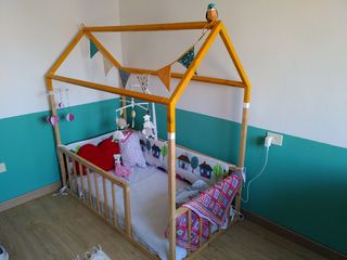 Cama infantil casita 70x140 + colchón + sábanas