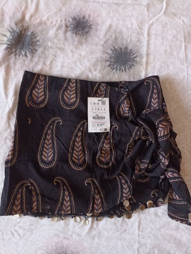 Minifalda tipo pareo Pull&Bear con abalorios