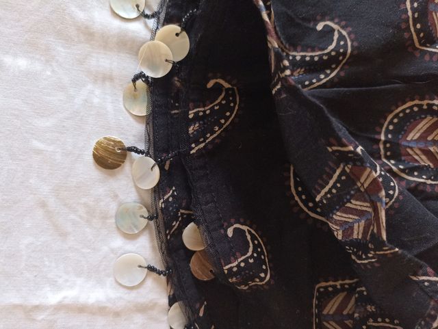 Minifalda tipo pareo Pull&Bear con abalorios