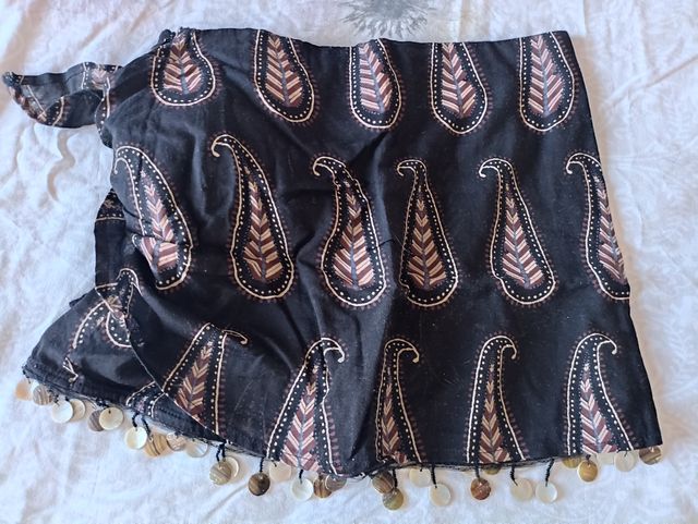 Minifalda tipo pareo Pull&Bear con abalorios