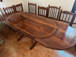 Mesa de comedor de madera elegante