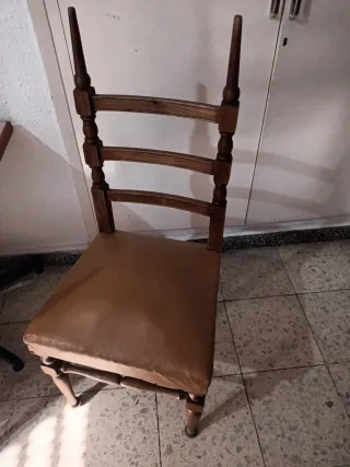 Sillas de madera con asiento de cuero
