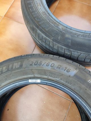 Neumáticos 205/60/16 92W michelín  son del 2023 