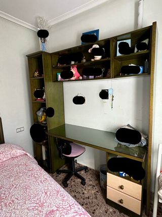Escritorio y estanterías de madera y cristal