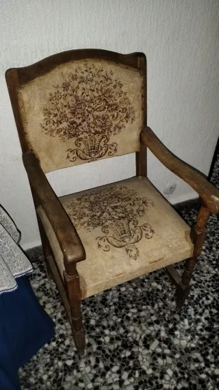 Silla grande tapizada floral