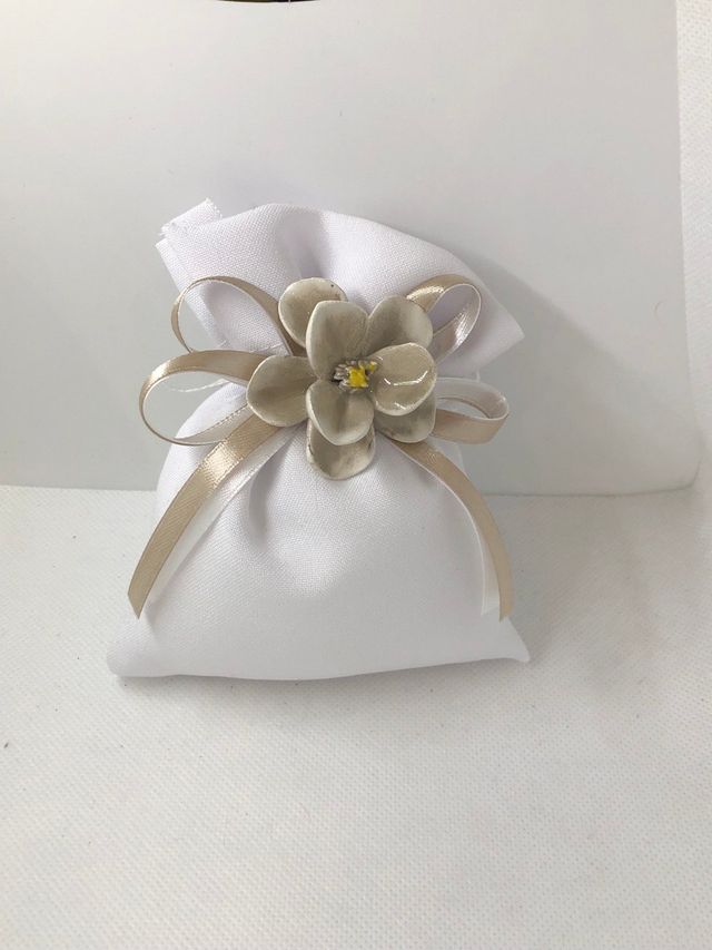 Bomboniera Sacchetto Bianco con Fiore Colorato
