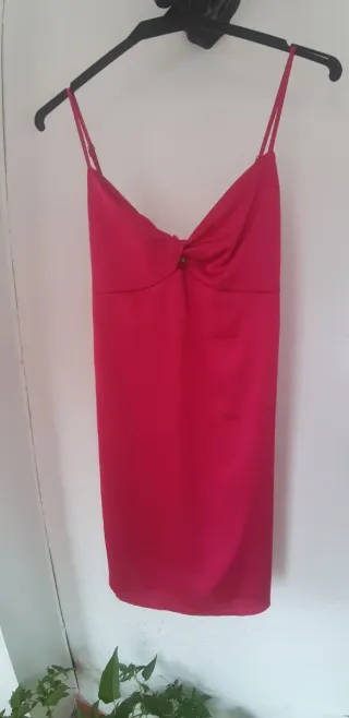 Vestido Bershka satén fucsia T.XS