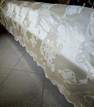 Copriletto matrimoniale beige in misto seta