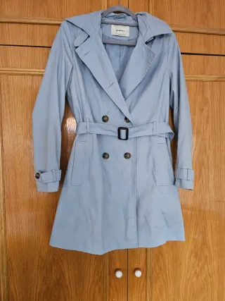 Gabardina corta Stradivarius azul